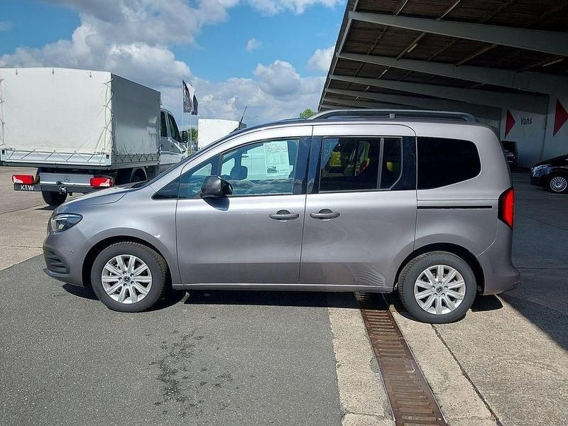 Gebraucht Mercedes 180 116 PS (85 kW) 2024 Chromitgrau Limousine