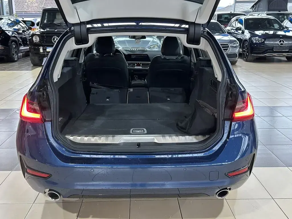 Gebraucht BMW 330 Sport Line 252 PS (185 kW) 2021 Blau phytonicblau metallic (metallic) Kombi