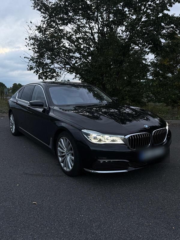 Schwarz Gebraucht 2017 BMW 730 Limousine | 27.200 € (Fairer Preis) - Bild 1/4