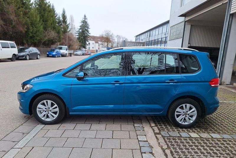 Blau Gebraucht 2022 VW Touran Van / Kleinbus | 22.999 € - Bild 1/4