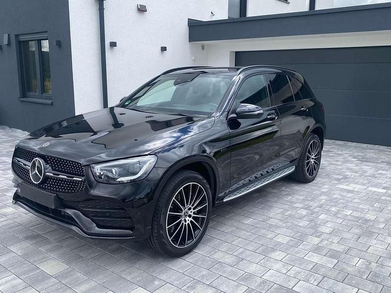 Schwarz Gebraucht 2021 Mercedes GLC300e AMG line SUV | 38.900 € (Etwas zu teuer) - Bild 1/4