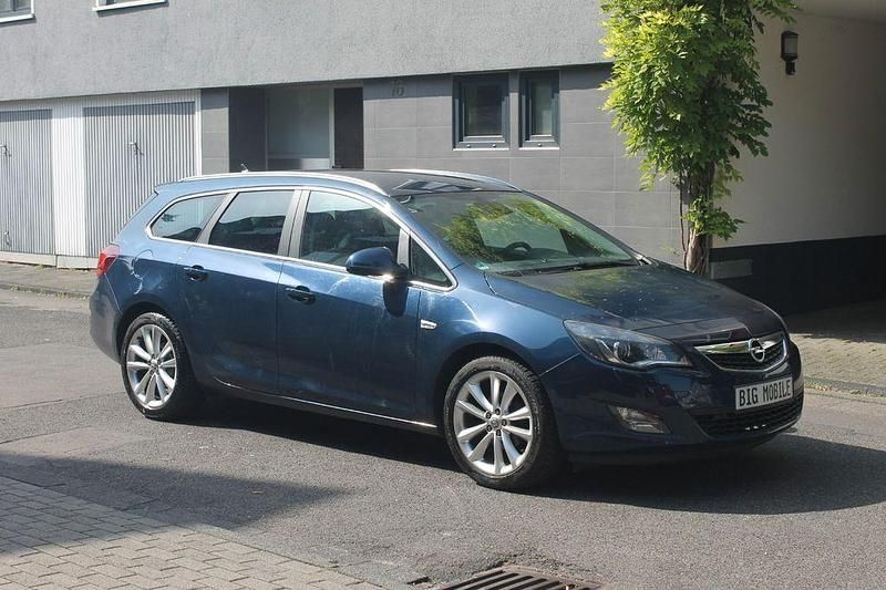 Gebraucht Opel Astra Innovation 140 PS (102 kW) 2011 Blau Kombi