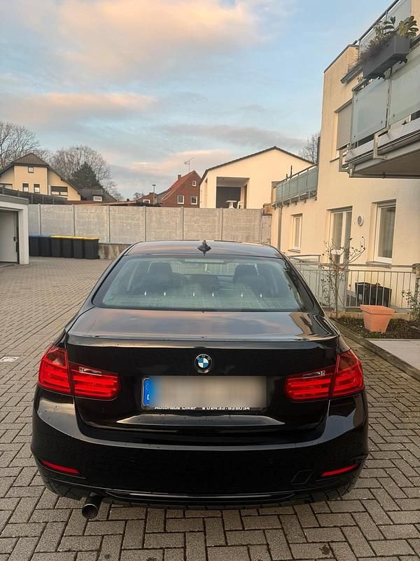 Gebraucht BMW 318 143 PS (105 kW) 2012 Schwarz Limousine