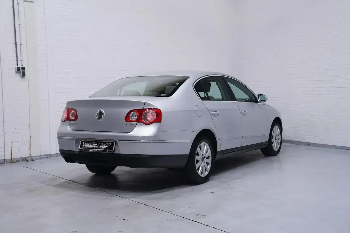 Gebraucht VW Passat 140 PS (102 kW) 2005 Silber Limousine