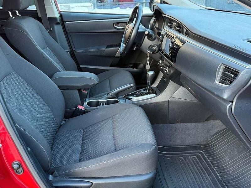 Gebraucht Toyota Corolla Multidrive S 132 PS (97 kW) 2014 Rot Limousine