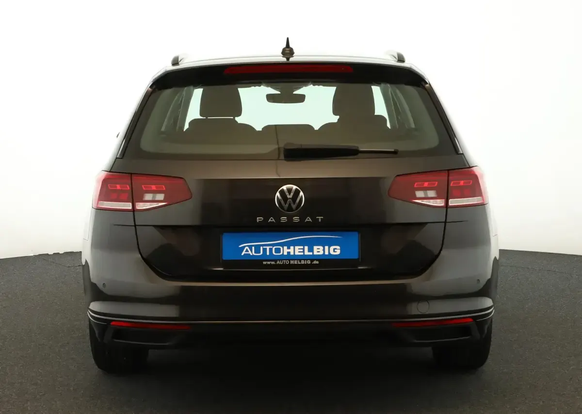 Gebraucht VW Passat 122 PS (89 kW) 2023 Mangangrau metallic Kombi