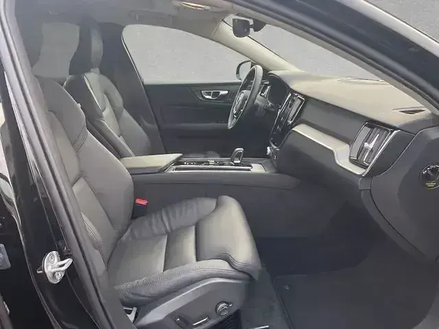 Gebraucht Volvo V60 Plus 197 PS (144 kW) 2025 Onyx schwarz Kombi