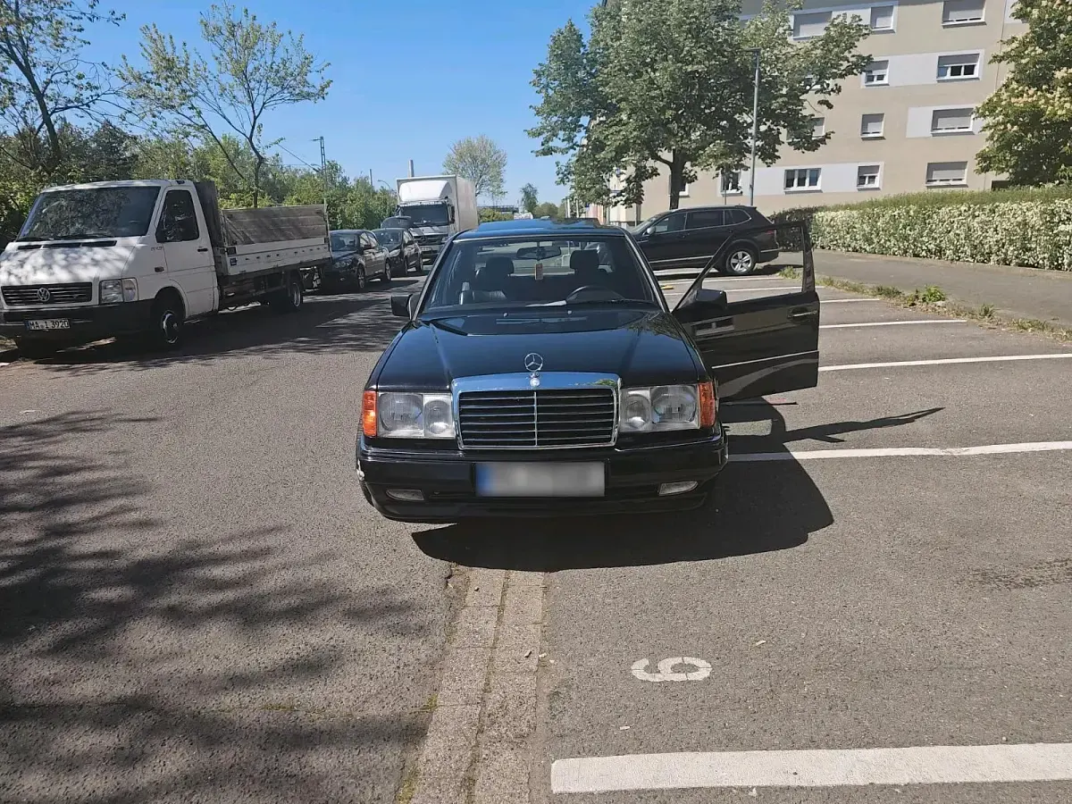 Gebraucht Mercedes E260 160 PS (117 kW) 1990 Schwarz Limousine