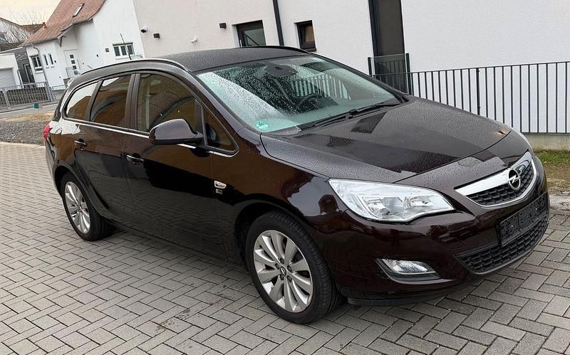 Gebraucht Opel Astra 140 PS (102 kW) 2012 Mahagonibraun/darkmahagony Kombi