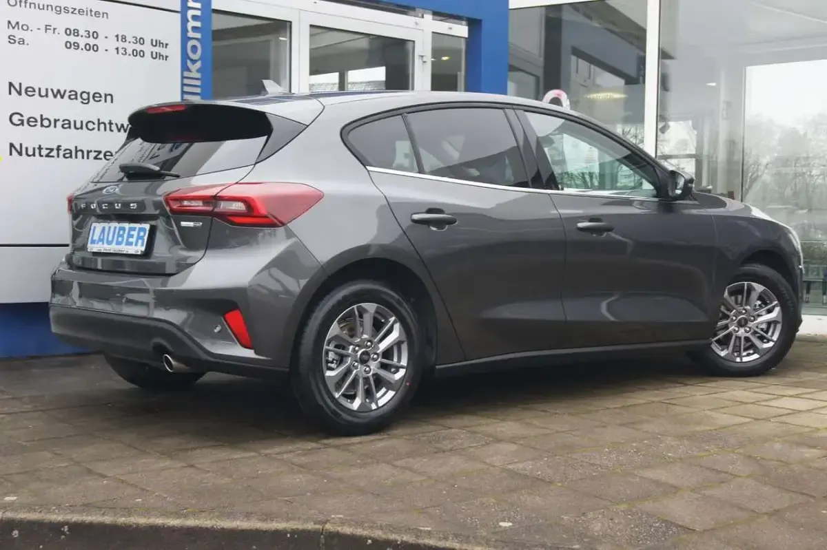 Gebraucht Ford Focus Titanium 125 PS (91 kW) 2023 Magneticgrau (grau) Limousine