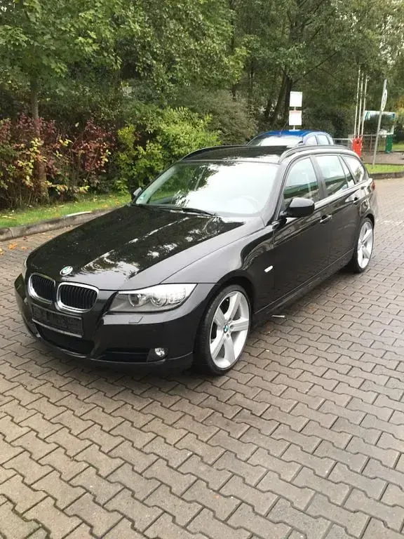 Gebraucht BMW 318 143 PS (105 kW) 2011 Schwarz Kombi