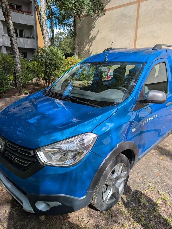 Blau Gebraucht 2020 Dacia Dokker Stepway Van | 15.900 € (Fairer Preis) - Bild 1/4