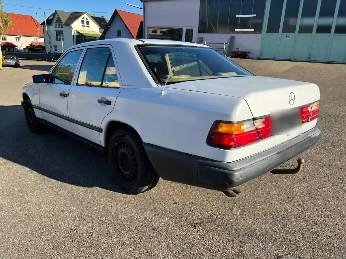 Gebraucht Mercedes E300 179 PS (131 kW) 1987 Weiß Limousine