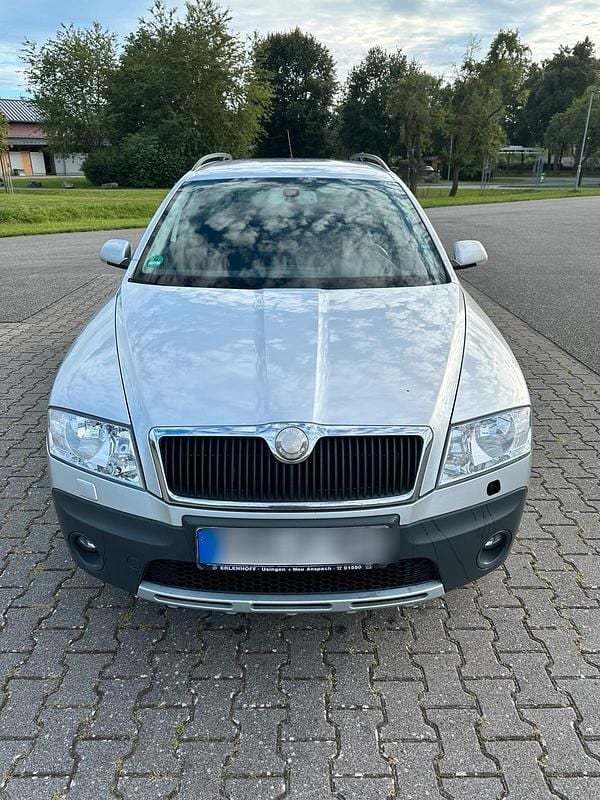 Silber Gebraucht 2007 Skoda Octavia Scout Kombi | 7.620 € - Bild 1/4