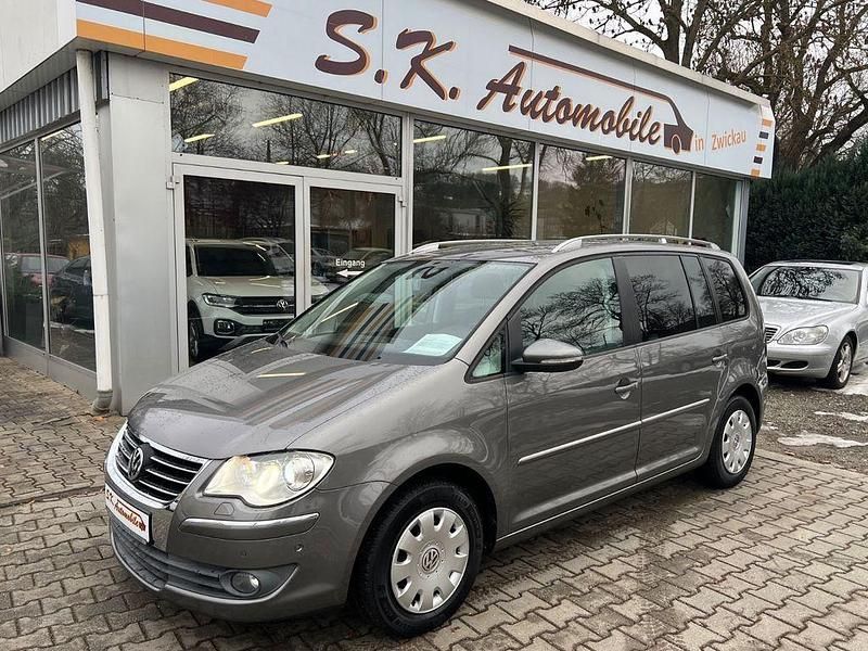 Grau Gebraucht 2009 VW Touran Highline Van / Kleinbus | 5.990 € (Etwas zu teuer) - Bild 1/4