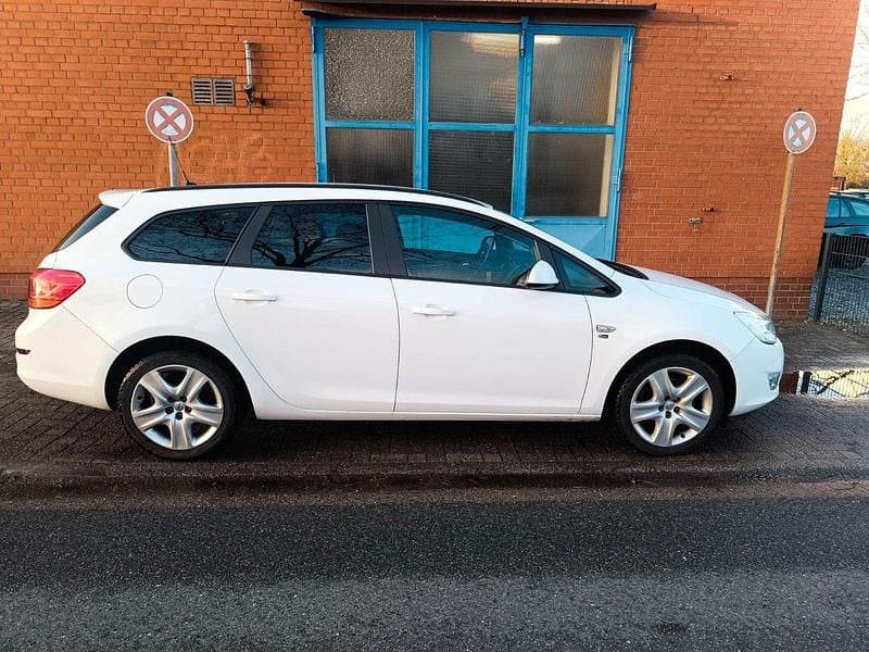 Gebraucht Opel Astra 140 PS (102 kW) 2012 Weiß Kombi