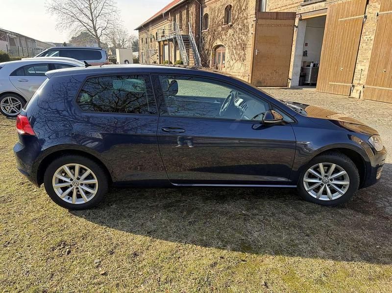 Second-hand VW Golf VII LOUNGE 125 CP (91 kW) 2015 Albastru Hatchback
