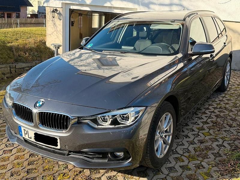 Grau Gebraucht 2019 BMW 320 Advantage Kombi | 20.600 € (Guter Preis) - Bild 1/4