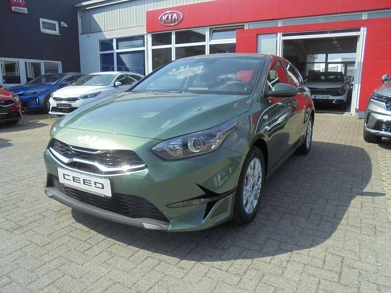 Gebraucht Kia Ceed Vision 101 PS (74 kW) 2024 Experience green metallic Kleinwagen