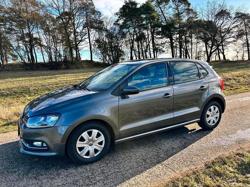 Grau Gebraucht 2015 VW Polo Kleinwagen | 10.900 € (Fairer Preis) - Bild 1/4