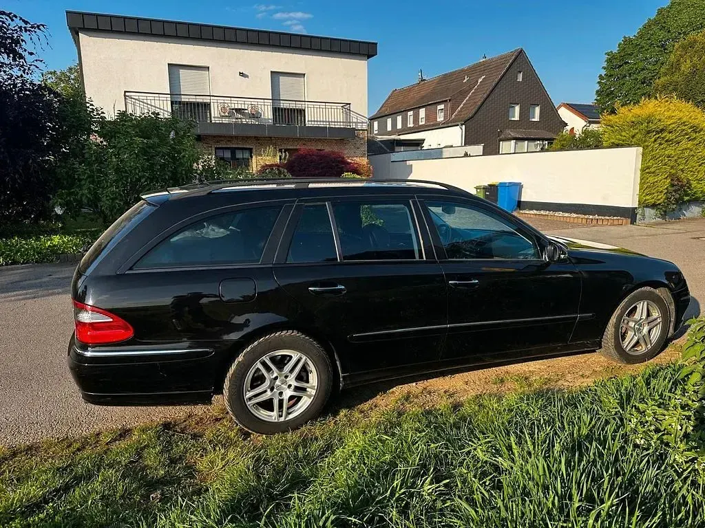 Usado Mercedes E220 Avantgarde 170 CV (125 kW) 2008 Negro Berlina