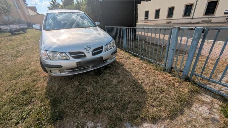 Silber Gebraucht 2001 Nissan Almera Limousine | 1.500 € - Bild 1/4