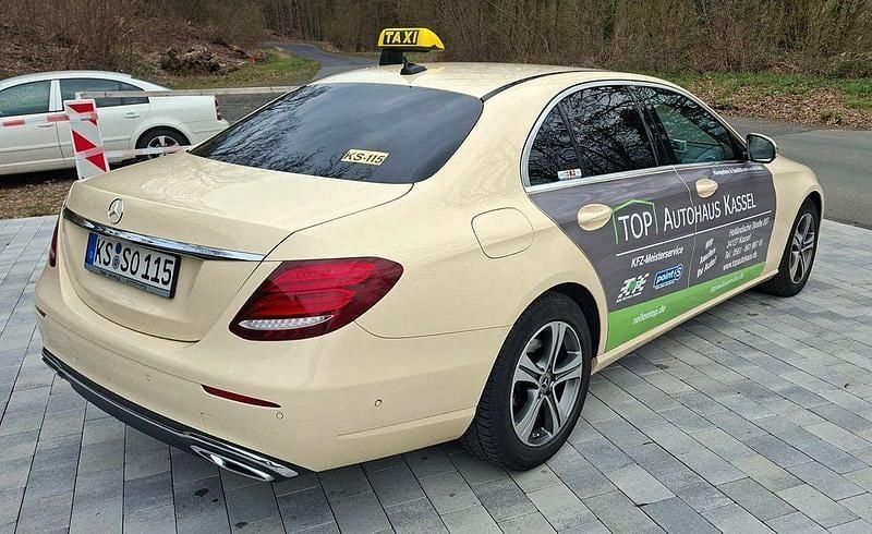 Gebraucht Mercedes E220 194 PS (142 kW) 2020 Gelb Limousine