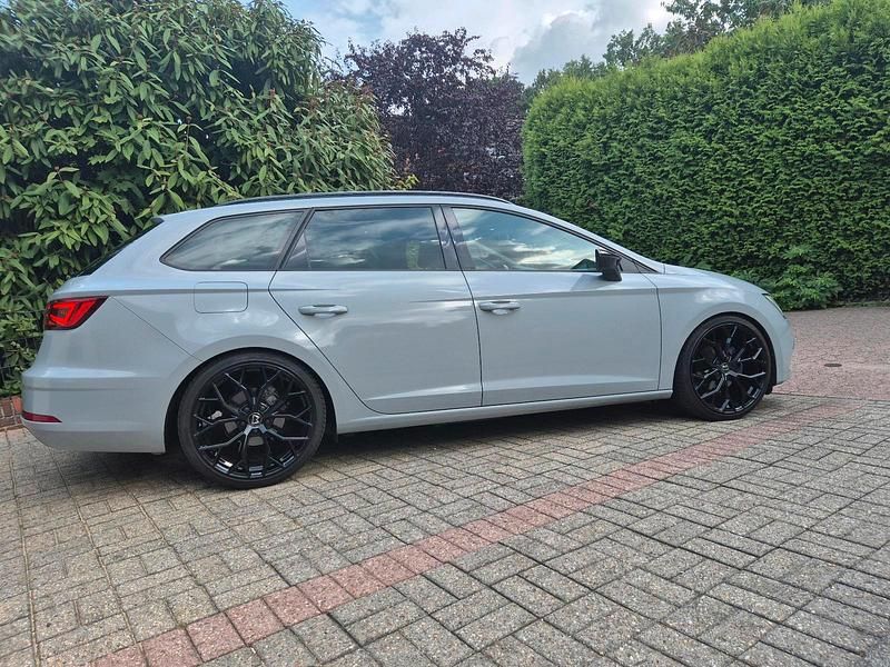 Grau Gebraucht 2018 Seat Leon ST FR Kombi | 14.700 € - Bild 1/4