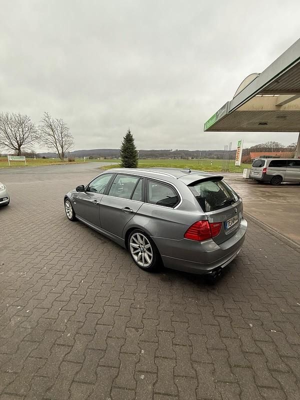 Gebraucht BMW 325 205 PS (150 kW) 2011 Grau Kombi