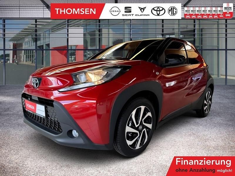 Chili red 3u4/ black mica 209 Neu 2025 Toyota Aygo Team Kleinwagen | 18.985 € - Bild 1/4
