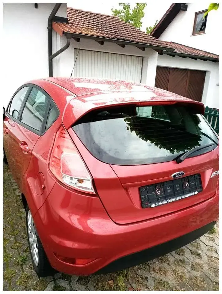Gebraucht Ford Fiesta Ambiente 60 PS (44 kW) 2016 Rot Kleinwagen