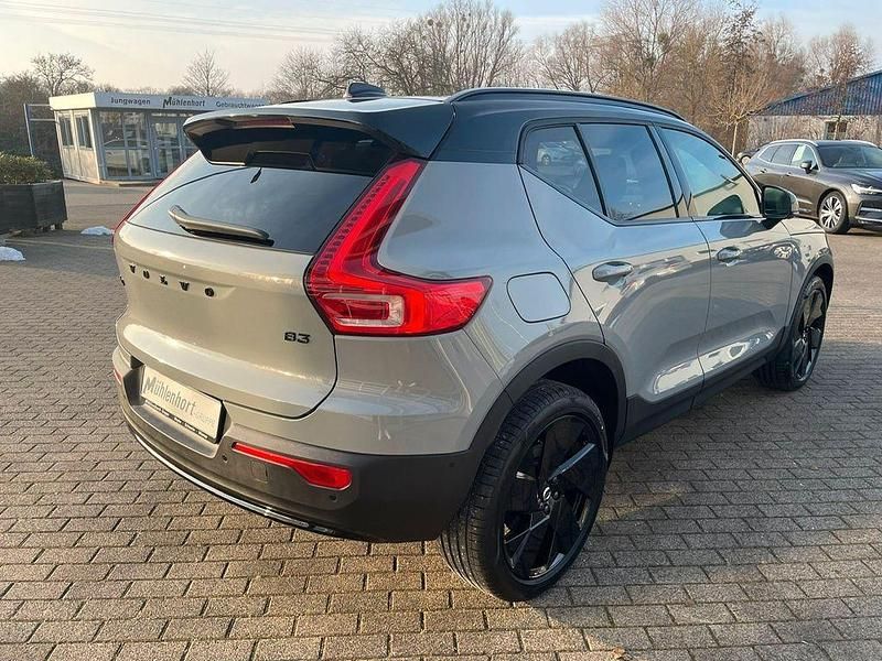 Neu Volvo XC40 Plus 163 PS (119 kW) 2026 Grau SUV