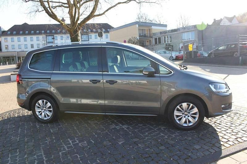 Gebraucht VW Sharan Comfortline 150 PS (110 kW) 2019 Grau Van / Kleinbus