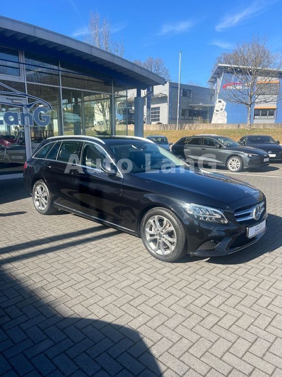 Obsidianschwarz metalliclack Gebraucht 2019 Mercedes C180 Kombi | 21.790 € (Superpreis) - Bild 1/4