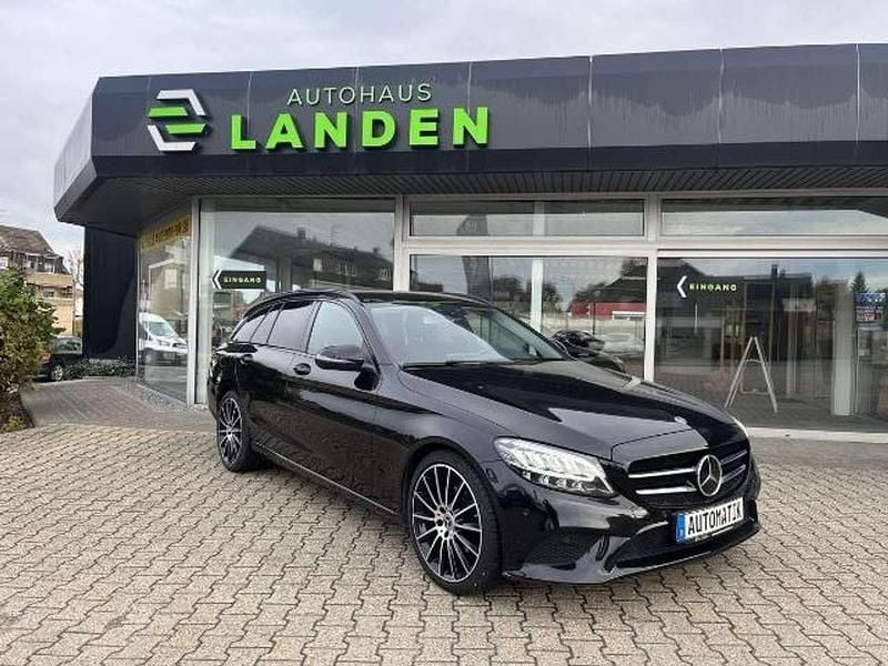 Obsidianschwarz metalliclack Gebraucht 2018 Mercedes C220 Avantgarde Kombi | 22.990 € (Fairer Preis) - Bild 1/4