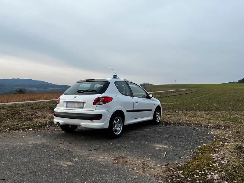 Gebraucht Peugeot 206+ 2009 Weiß Kleinwagen