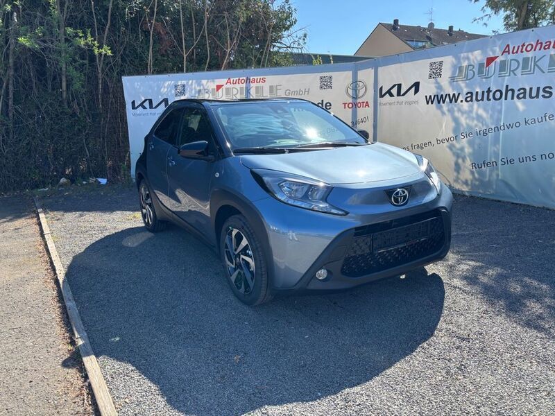 Grau Neu 2025 Toyota Aygo Kleinwagen | 19.666 € - Bild 1/3