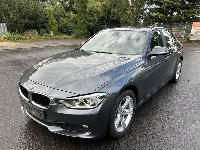 Grau Gebraucht 2015 BMW 320 Limousine | 19.490 € (Fairer Preis) - Bild 1/4