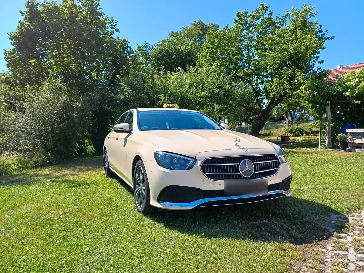 Gebraucht Mercedes E220 194 PS (142 kW) 2021 Andere farben Limousine