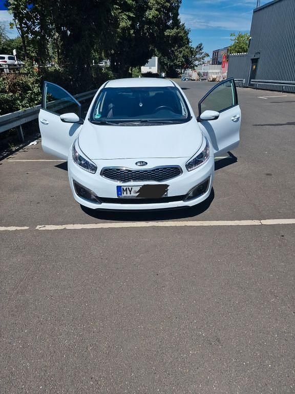 Weiß Gebraucht 2017 Kia Ceed Edition 7 Limousine | 9.500 € (Fairer Preis) - Bild 1/4