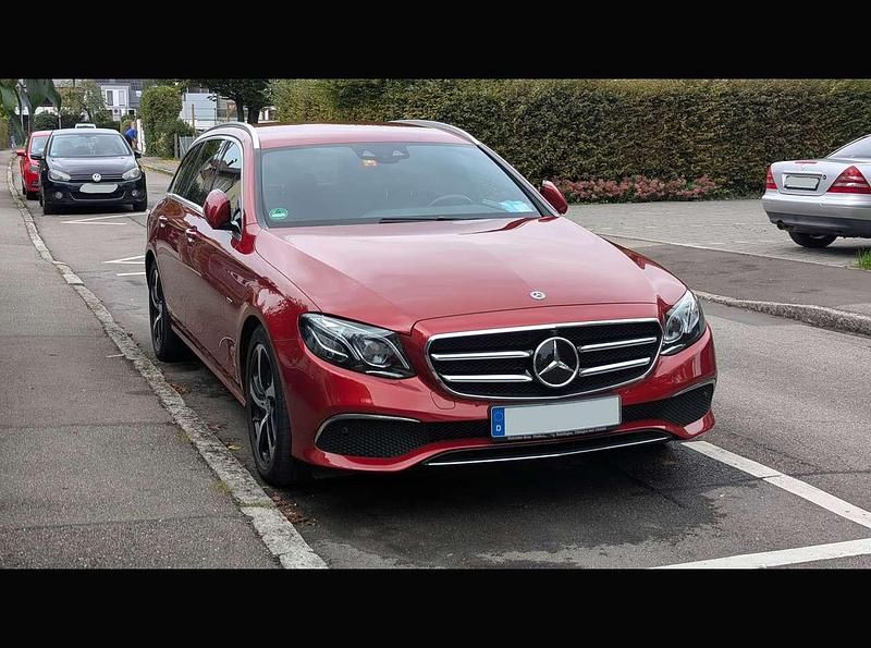 Rot Gebraucht 2020 Mercedes E220 Edition Kombi | 29.500 € (Superpreis) - Bild 1/4