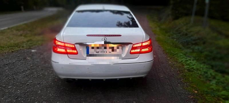Gebraucht Mercedes E220 170 PS (125 kW) 2011 Weiß Coupé