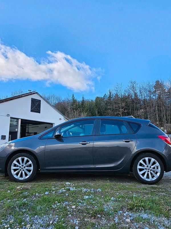 Gebraucht Opel Astra 140 PS (102 kW) 2013 Grau Kleinwagen