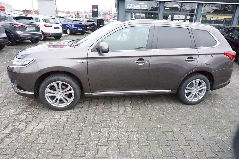 Gebraucht Mitsubishi Outlander P-HEV Plus 121 PS (88 kW) 2017 Granitbraun (m) SUV