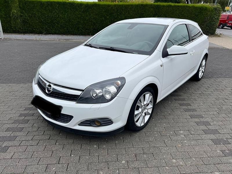 Weiß Gebraucht 2009 Opel Astra GTC Limousine | 1.990 € (Guter Preis) - Bild 1/4