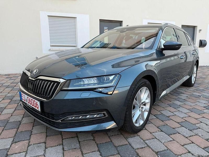 Grau Gebraucht 2019 Skoda Superb Style Kombi | 17.900 € (Superpreis) - Bild 1/4