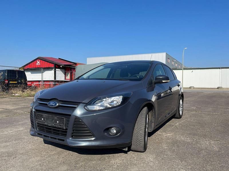 Gebraucht Ford Focus Trend 125 PS (91 kW) 2011 Violet Limousine