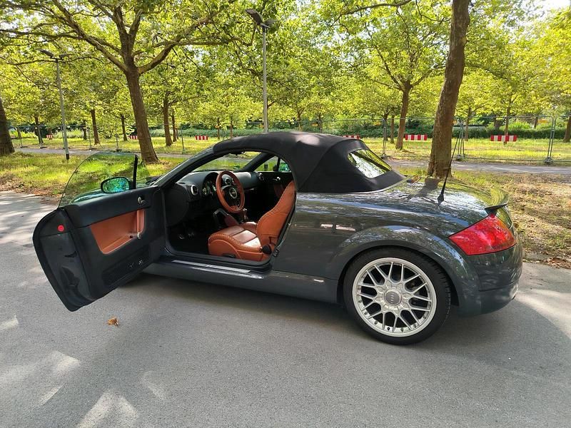 Grau Gebraucht 2001 Audi TT Roadster Cabrio | 10.800 € - Bild 1/4