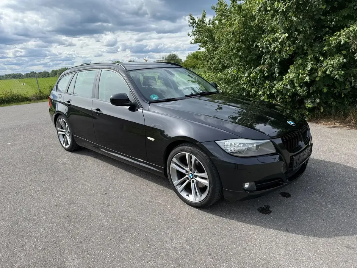 Gebraucht BMW 318 143 PS (105 kW) 2012 Schwarz Limousine