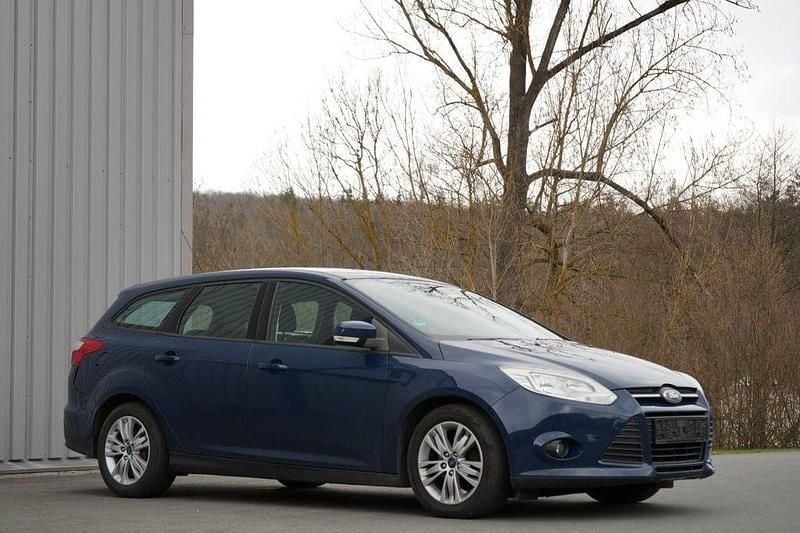 Gebraucht Ford Focus Trend 95 PS (69 kW) 2014 Blau Limousine